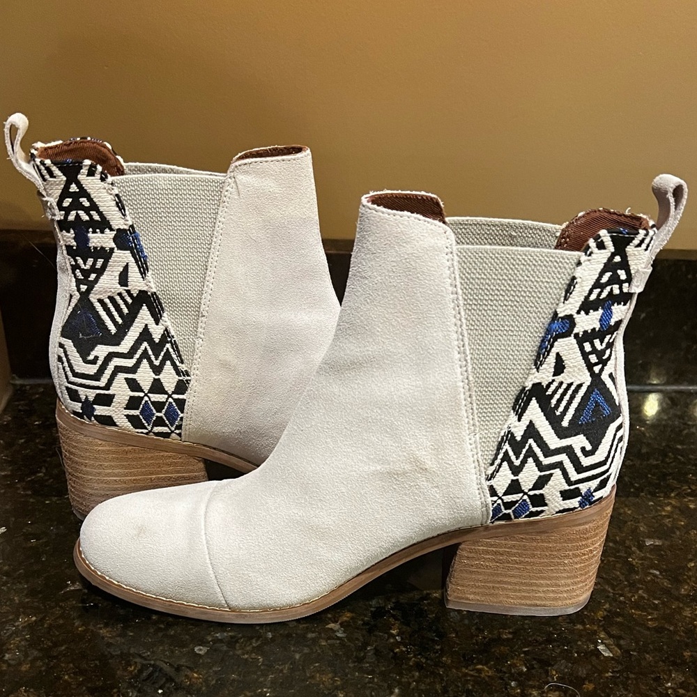 Tom’s Everly Boot in light suede